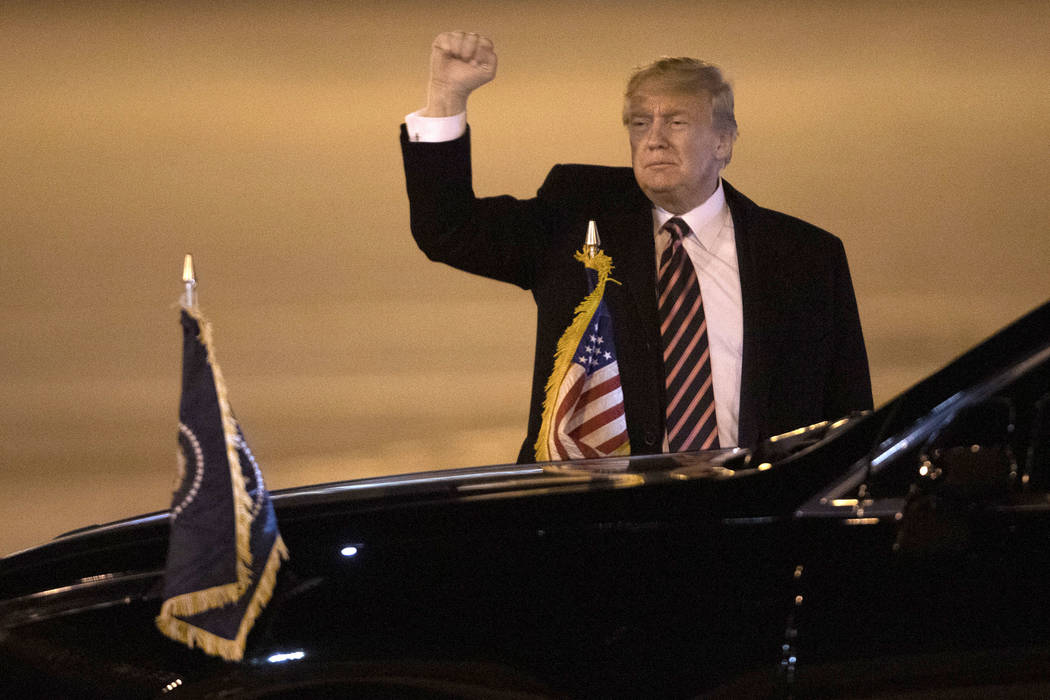 El Presidente Donald Trump llega al Aeropuerto Internacional McCarran el martes, 18 de febrero ...