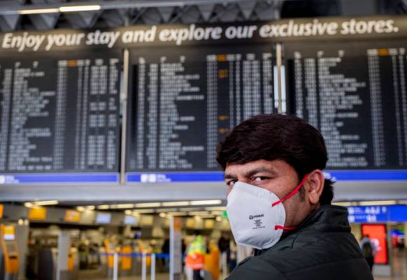 Un pasajero de la India espera su vuelo en una terminal del aeropuerto de Frankfurt, Alemania e ...
