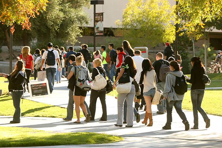 Estudiantes de la UNLV en el campus. (Las Vegas Review-Journal)