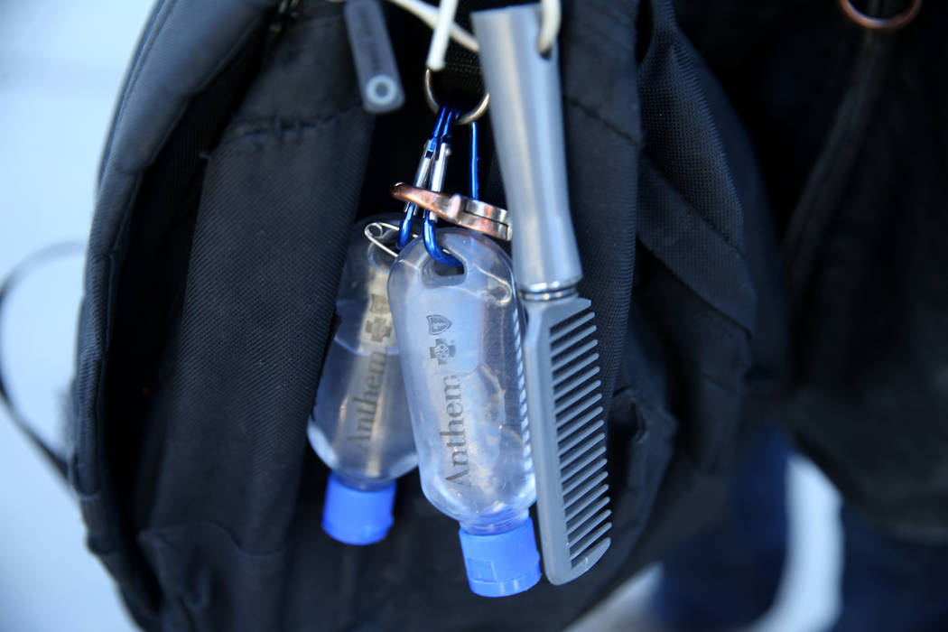 Botellas de desinfectante de manos en una mochila en el Courtyard Homeless Resource Center en e ...