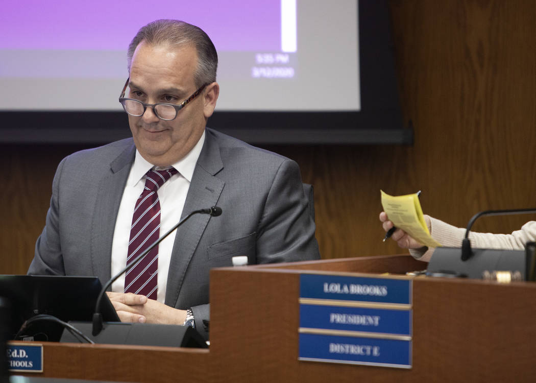 El superintendente del Distrito Escolar del Condado Clark, Jesús Jara, reacciona a un comentar ...