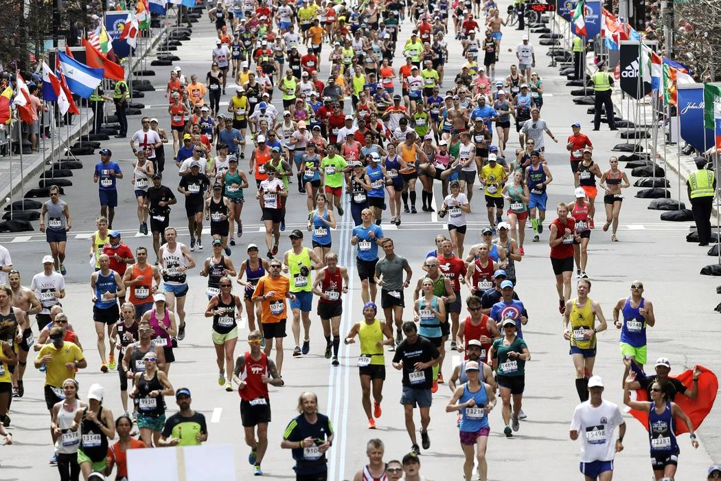 Esta foto del 17 de abril de 2017, muestra a los corredores participando en el maratón de Bost ...