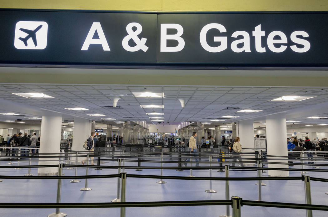 Pasajeros caminan hacia las salas de abordaje del Aeropuerto Internacional McCarran de Las Vega ...