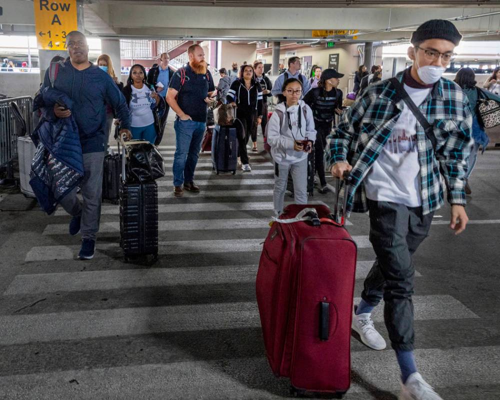 Pasajeros caminan hacia la salida del Aeropuerto Internacional McCarran de Las Vegas el jueves, ...