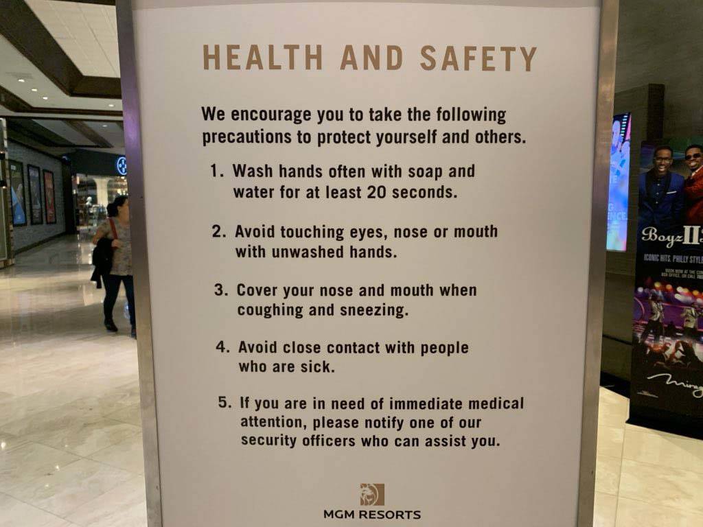 Un aviso de salud y seguridad en el Mirage en el Strip de Las Vegas el jueves, 12 de marzo de 2 ...