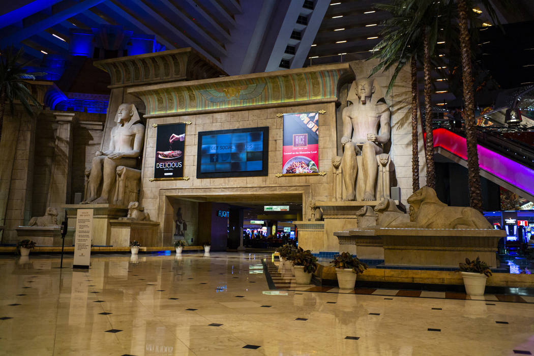 Una vista del vestíbulo del Luxor en Las Vegas el lunes, 16 de marzo de 2020. Las propiedades ...