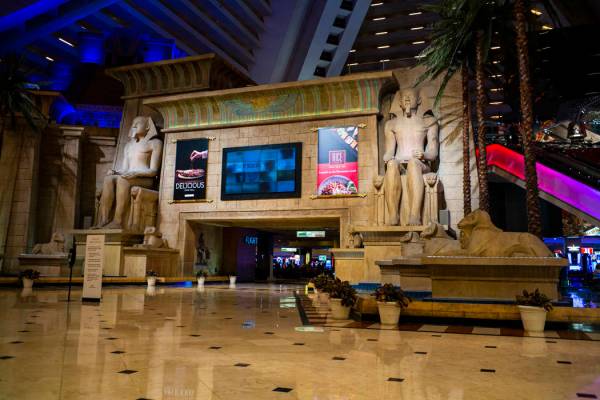Una vista del vestíbulo del Luxor en Las Vegas el lunes, 16 de marzo de 2020. Las propiedades ...