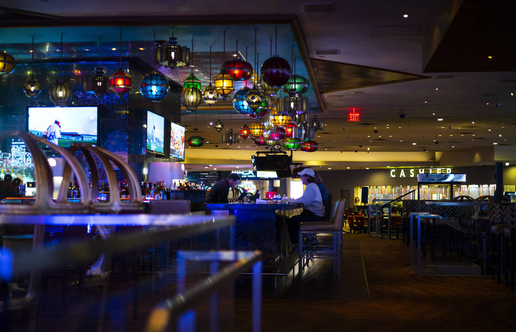 La gente bebe en un bar poco antes del cierre del casino en el Luxor de Las Vegas el lunes, 16 ...