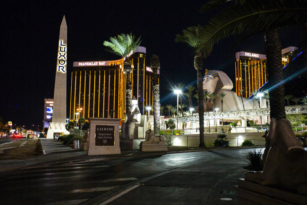 Una vista del Luxor en Las Vegas el lunes, 16 de marzo de 2020. Las propiedades de MGM Resorts ...