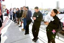 La gente hace fila en el One-Stop Career Center el lunes, 16 de marzo de 2020, en Las Vegas. (B ...