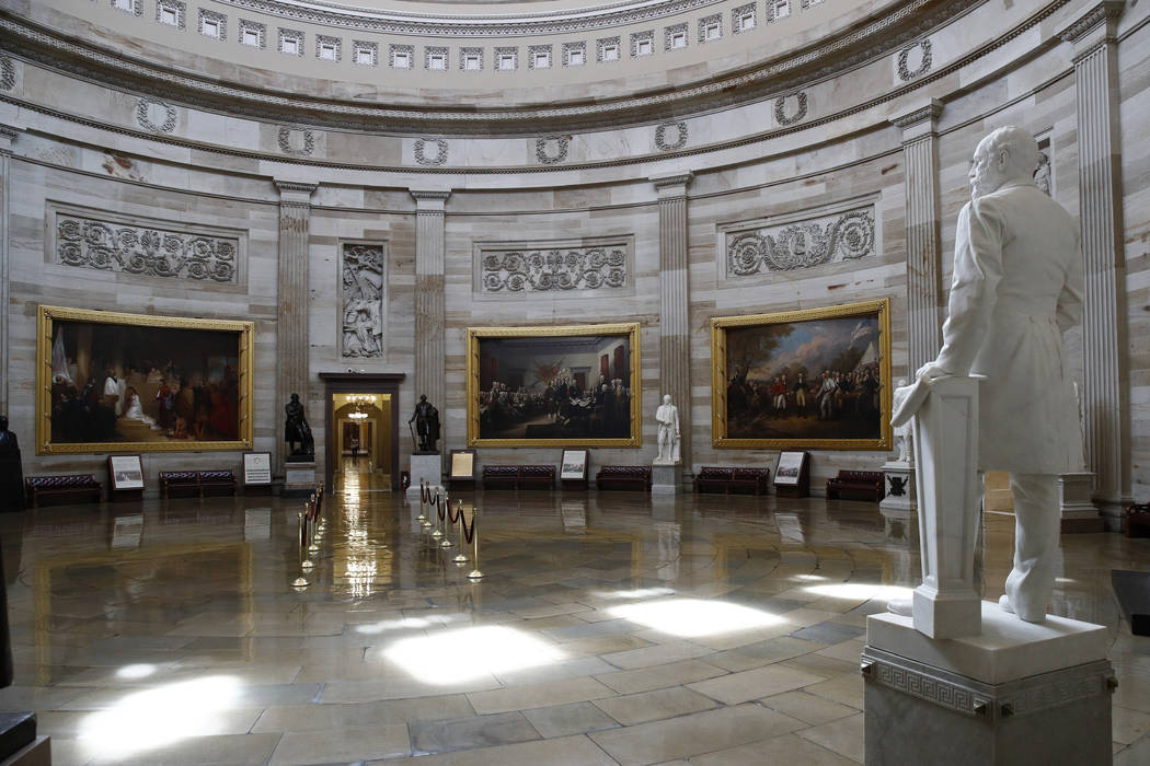 La rotonda del Capitolio de Estados Unidos vacía el lunes, 16 de marzo de 2020. El Congreso ce ...