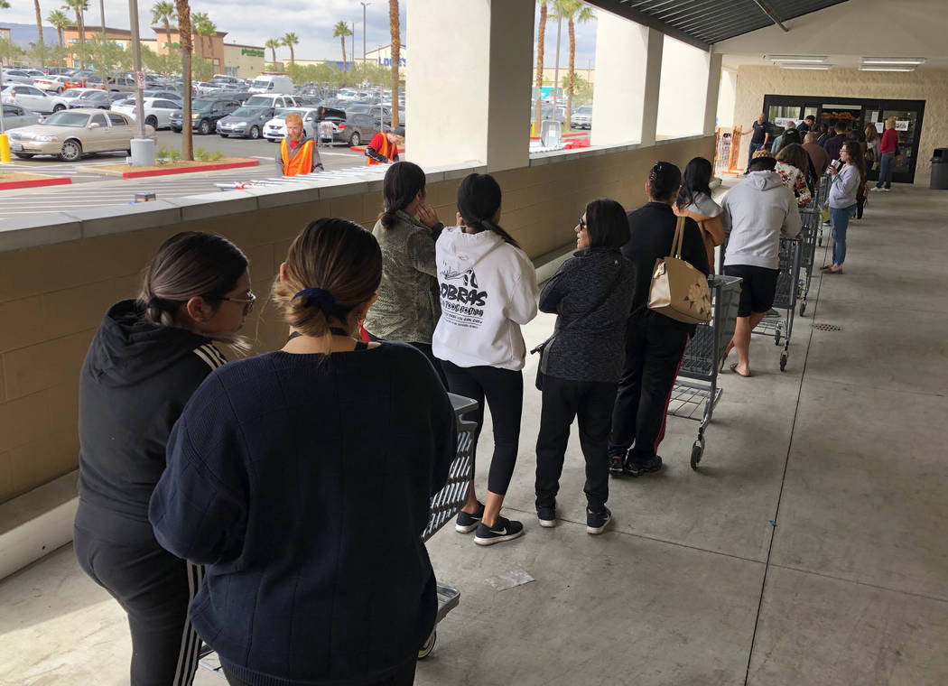 Clientes hacen fila en WinCo Foods el lunes, 16 de marzo de 2020, en Las Vegas. (Bizuayehu Tesf ...