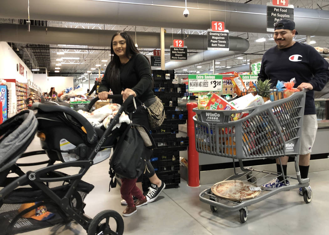 Virginia Rodríguez y su esposo Jesse De La Torre compran en WinCo Foods el lunes, 16 de marzo ...