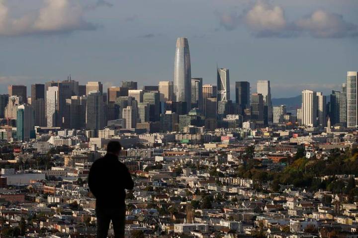 Un hombre mira hacia el horizonte desde Bernal Heights Hill en San Francisco el lunes, 16 de ma ...