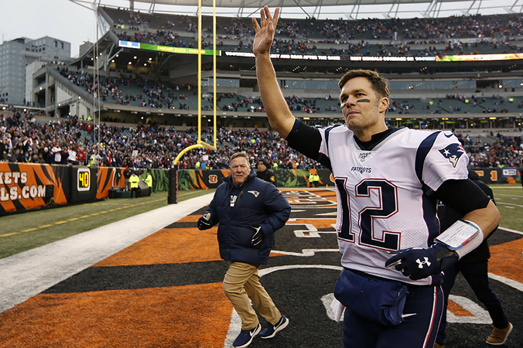 El mariscal de campo de los New England Patriots, Tom Brady (12), saluda a la multitud después ...