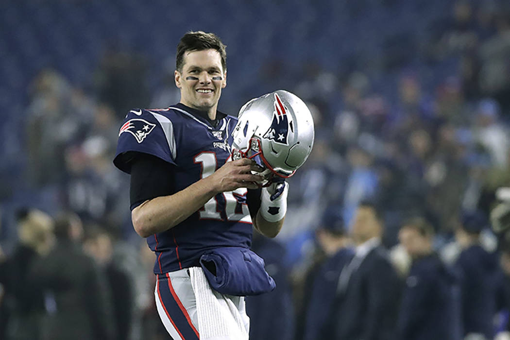 El mariscal de campo de los Patriots de Nueva Inglaterra, Tom Brady, calienta antes de un parti ...