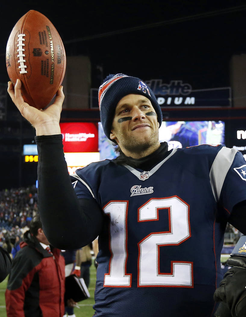 El mariscal de campo de los New England Patriots, Tom Brady, sostiene el balón después de un ...