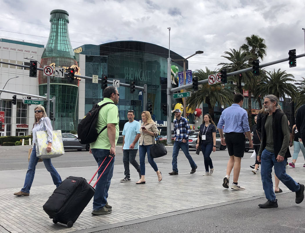 Visitantes caminando a lo largo del Strip el 12 de marzo de 2020, en Las Vegas. (Bizuayehu Tesf ...