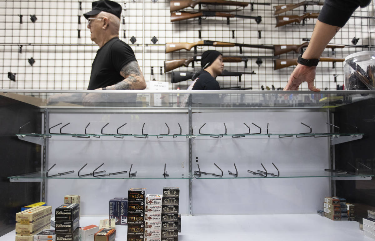 Estanterías escasas de municiones y armas en la tienda 2nd Amendment Gun Shop el martes, 17 de ...