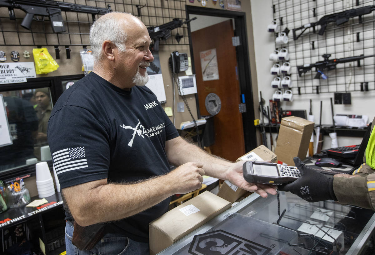 Mark Hames recibe un cargamento de más productos de armas en la tienda 2nd Amendment Gun Shop ...