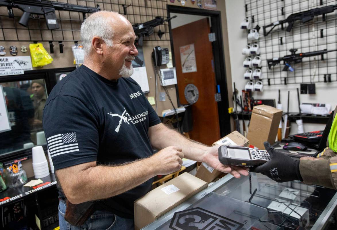 Mark Hames recibe un cargamento de más productos de armas en la tienda 2nd Amendment Gun Shop ...