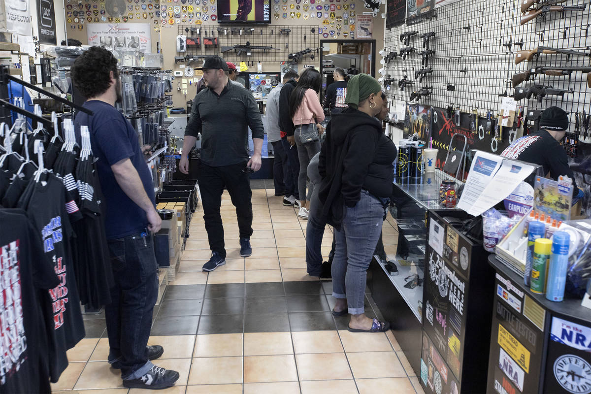 Clientes compran en la tienda 2nd Amendment Gun Shop el martes, 17 de marzo de 2020, en Las Veg ...