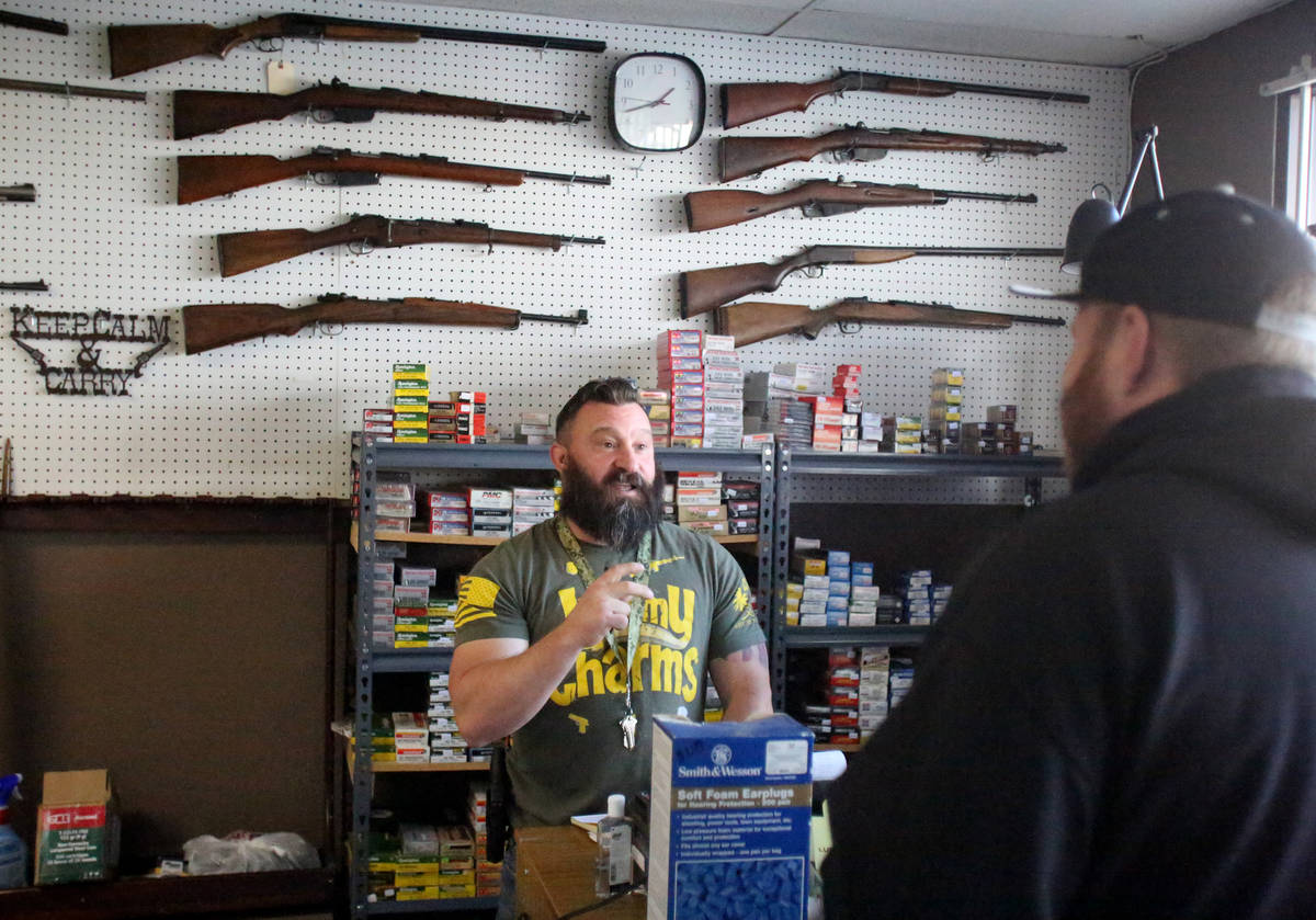 Las ventas de armas y municiones han sido altas en Elite Firearms donde el vendedor Joseph Pott ...