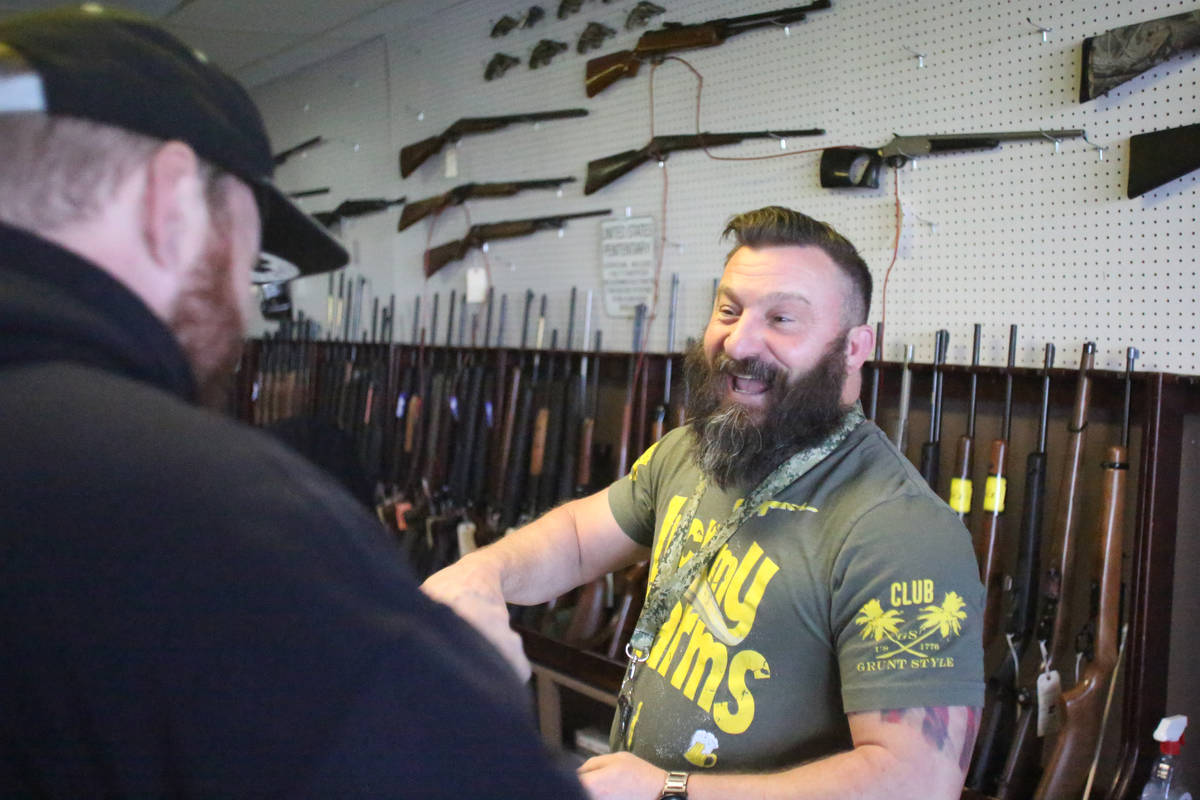 Las ventas de armas y municiones han sido altas en Elite Firearms donde el vendedor Joseph Pott ...