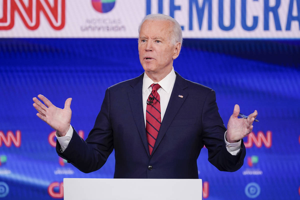 El ex vicepresidente Joe Biden, participa en un debate de las elecciones primarias presidencial ...