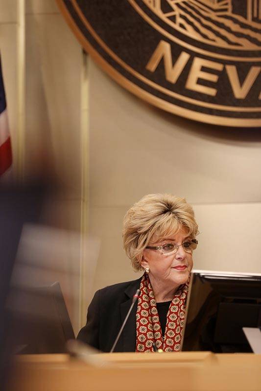 La alcaldesa de Las Vegas, Carolyn Goodman, dirige una reunión pública en las Cámaras del Co ...