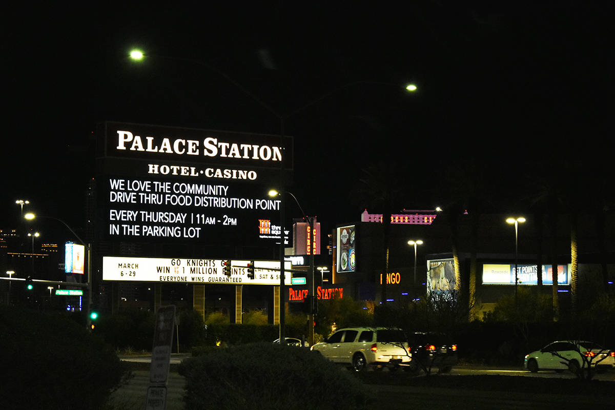 Palace Station colocó el mensaje de #VegasStronger en su enorme pantalla situada sobre Sahara ...