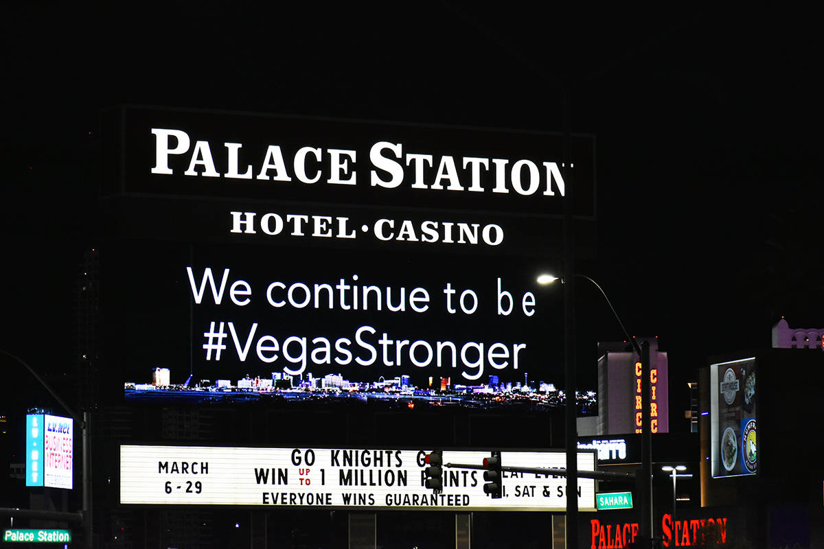 Palace Station colocó el mensaje de #VegasStronger en su enorme pantalla situada sobre Sahara ...