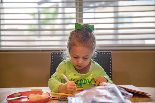 Angie Doleshal, de 3 años, colorea en su casa de Henderson el martes, 17 de marzo de 2020. Las ...