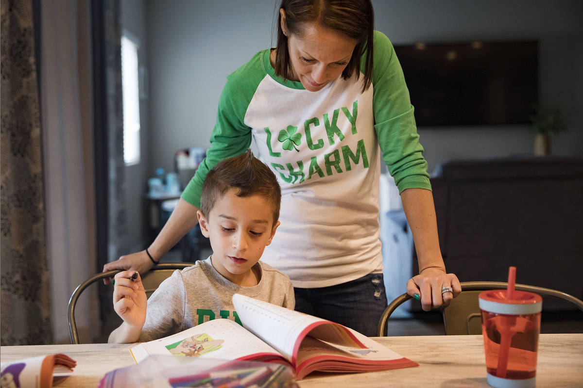 Alex Doleshal, de seis años, practica la lectura de un libro de trabajo con su madre María Do ...