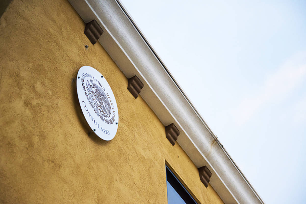 Archivo.- El escudo oficial de México luce al frente del edificio del Consulado de ese país e ...