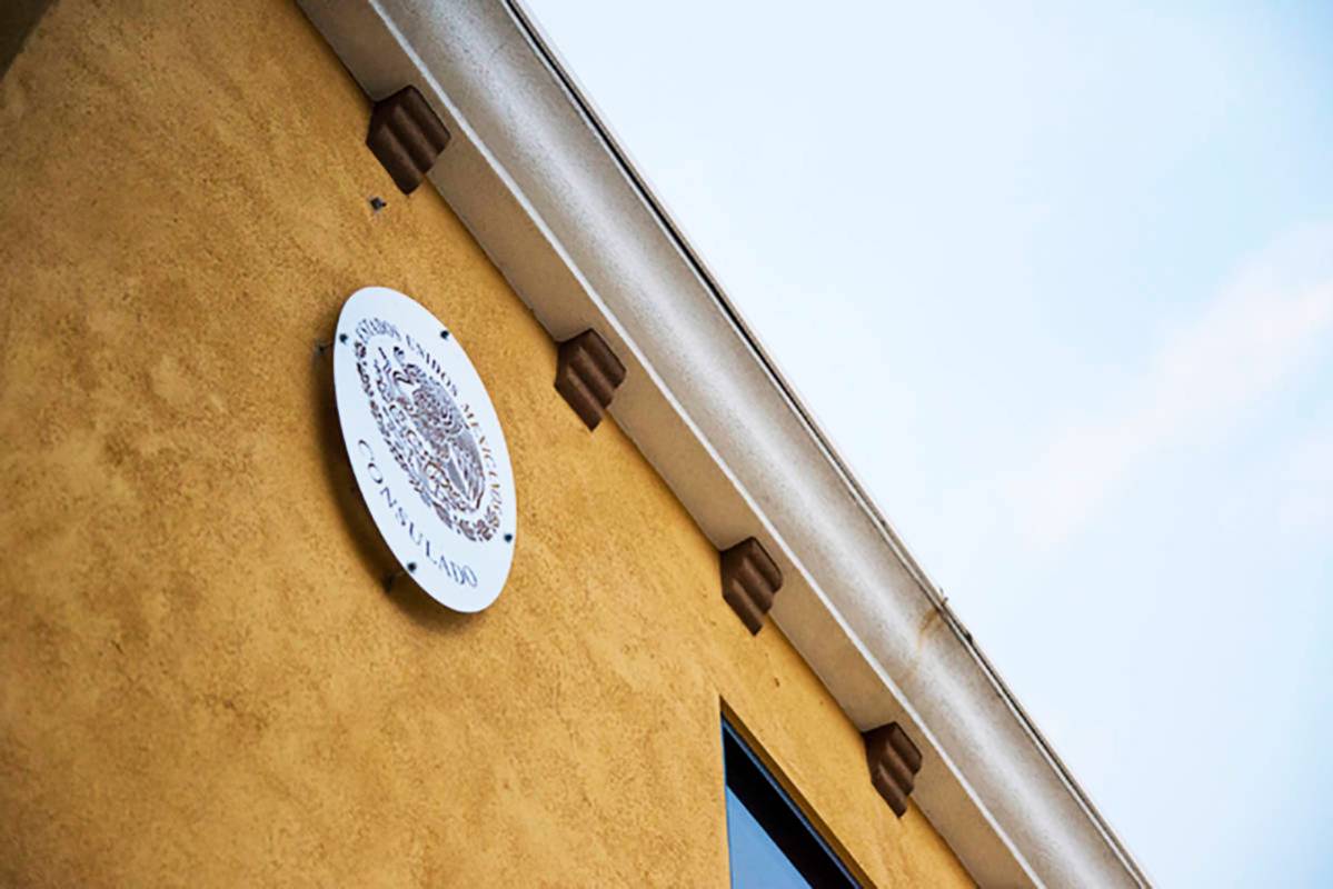 Archivo.- El escudo oficial de México luce al frente del edificio del Consulado de ese país e ...
