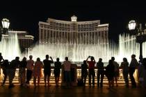 Gente ve el espectáculo de las fuentes del hotel y casino Bellagio en el Strip de Las Vegas el ...