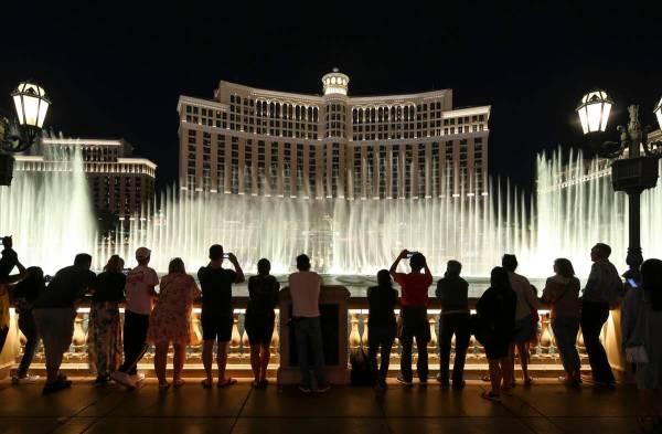 Gente ve el espectáculo de las fuentes del hotel y casino Bellagio en el Strip de Las Vegas el ...