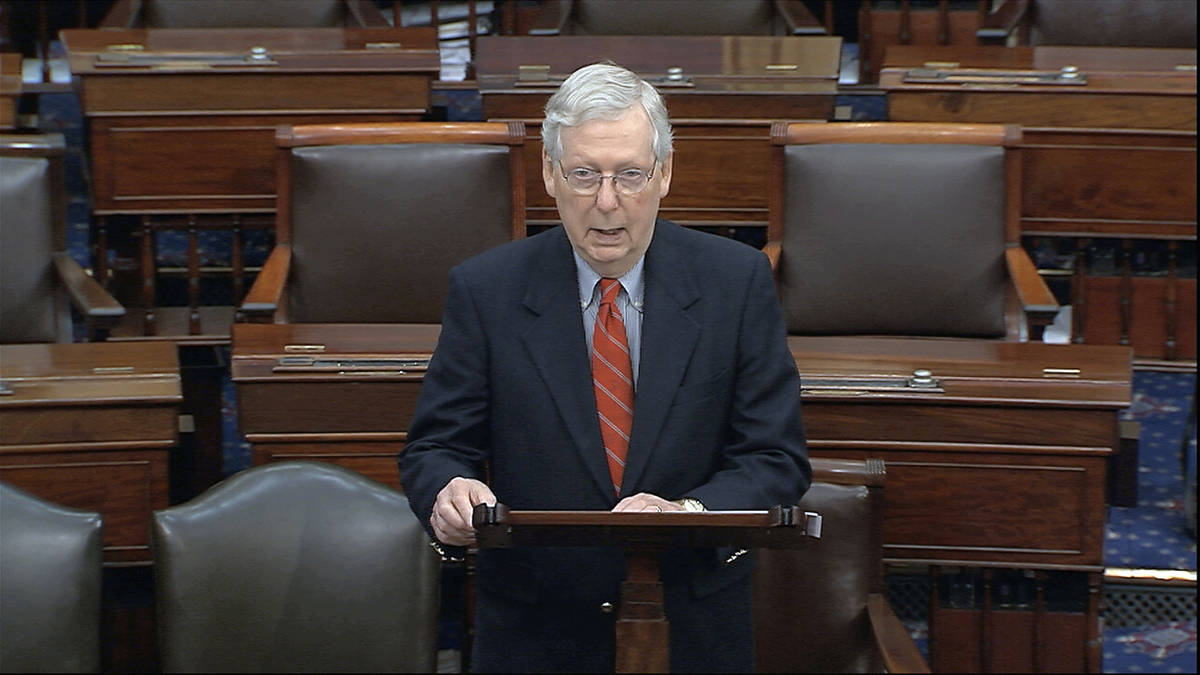 El líder de la minoría del Senado, Chuck Schumer, D-N.Y., habla en el piso del Senado en el C ...