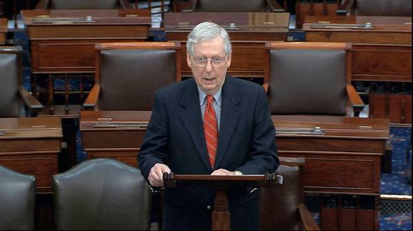 El líder de la minoría del Senado, Chuck Schumer, D-N.Y., habla en el piso del Senado en el C ...