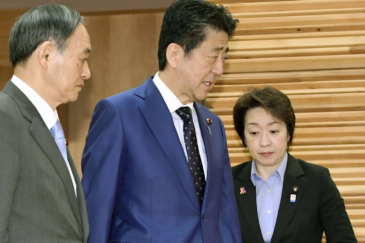 El primer ministro japonés, Shinzo Abe, centro, pasa por delante de la ministra olímpica Seik ...