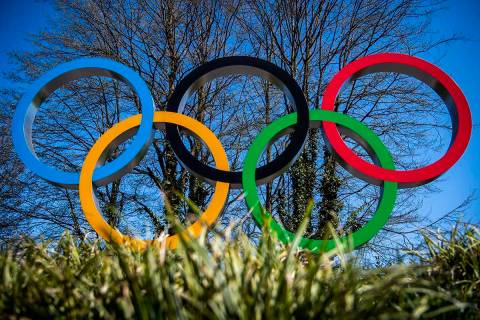 Los anillos olímpicos en la entrada del COI, sede del Comité Olímpico Internacional durante ...