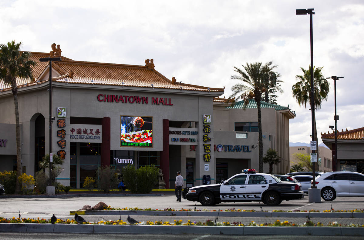 Una patrulla de la policía de Las Vegas se encuentra en el estacionamiento de Chinatown Plaza ...