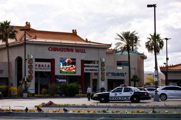 Una patrulla de la policía de Las Vegas se encuentra en el estacionamiento de Chinatown Plaza ...