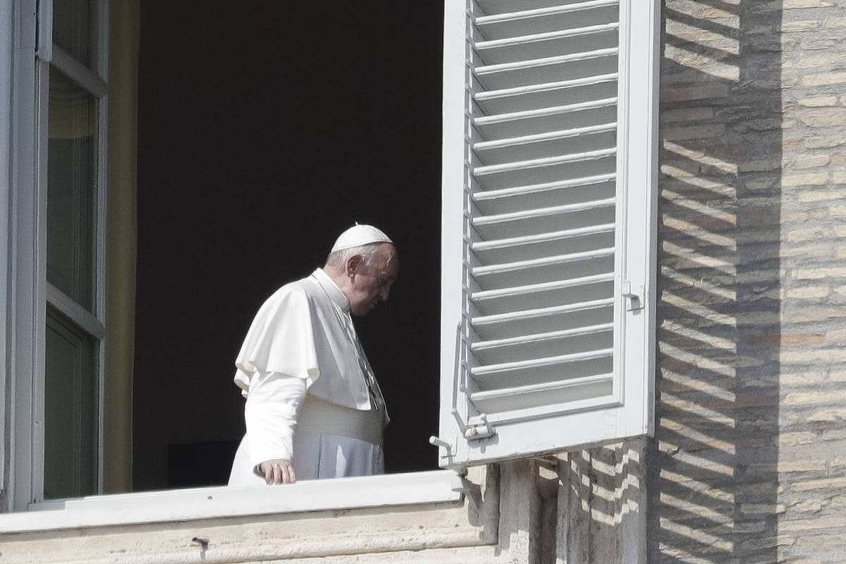 El Papa Francisco se retira después de dar su bendición en el Vaticano el domingo, 22 de marz ...