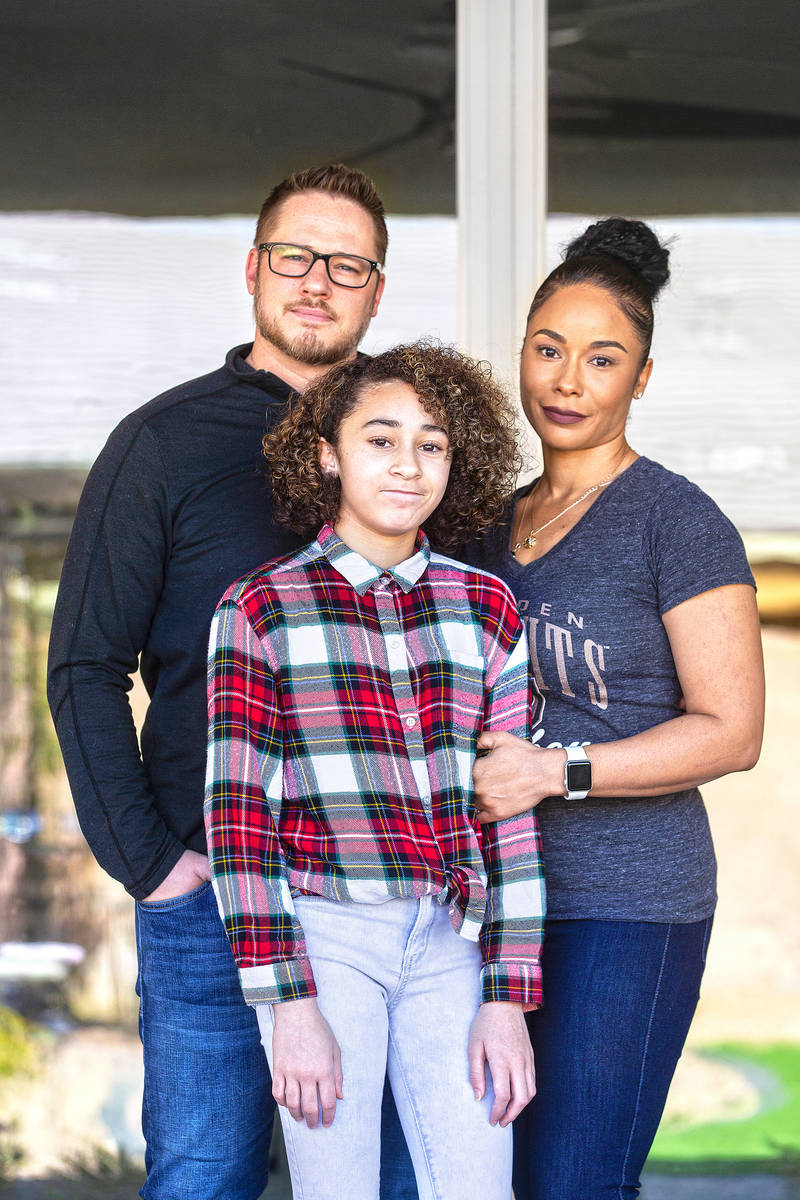 Jason y Erika Reed, con su hija Madison en su casa en North Las Vegas el martes, 24 de marzo de ...
