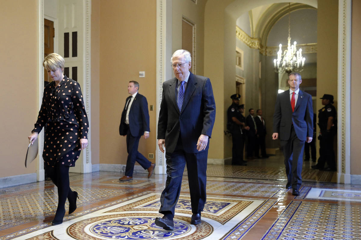 El Líder de la Mayoría del Senado, Mitch McConnell, de Kentucky camina hacia la cámara del S ...