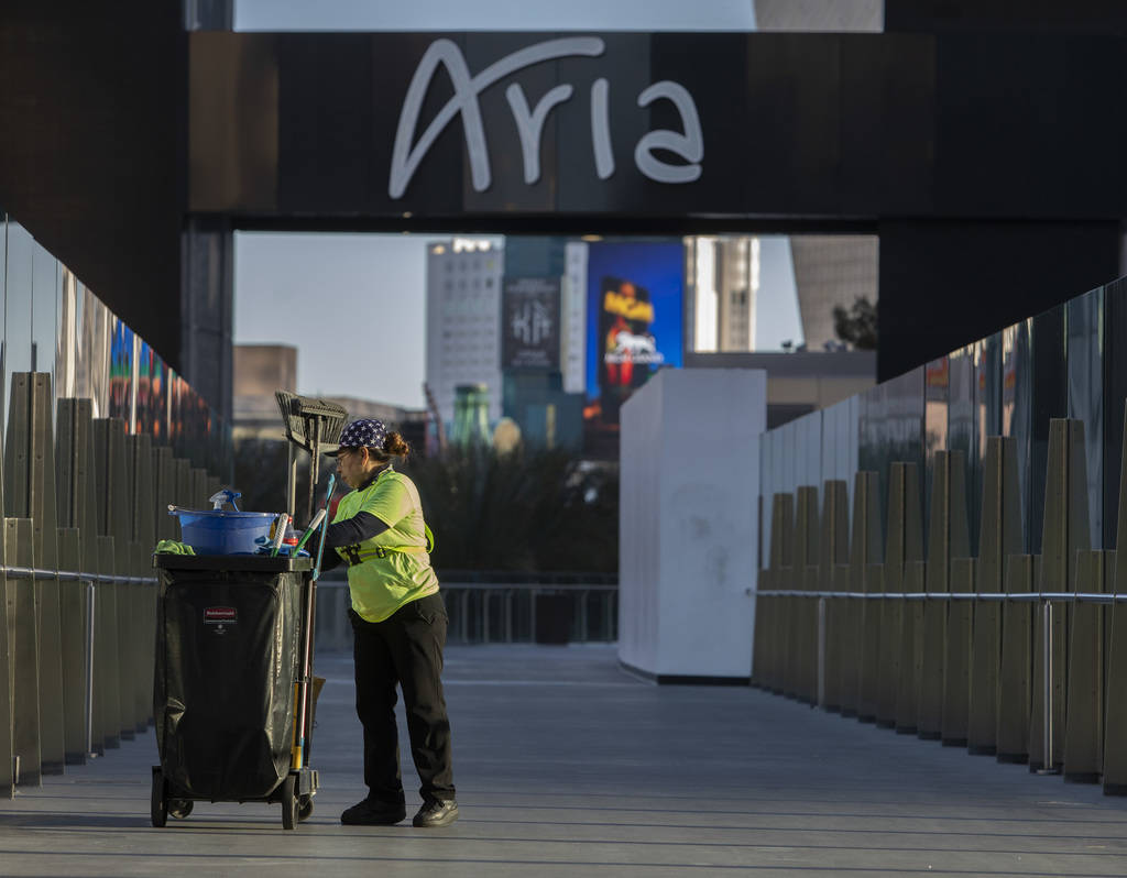 Un empleado de mantenimiento limpia el puente peatonal entre Aria y Cosmopolitan en el Strip el ...