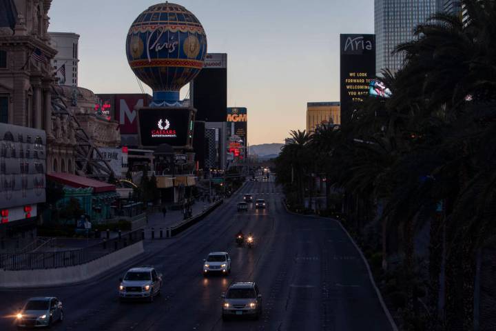 El sol se pone en el Strip casi vacío el martes, 24 de marzo de 2020, en Las Vegas. (Ellen Sch ...
