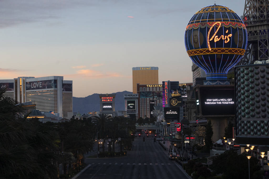 El sol se pone en el Strip el martes, 24 de marzo de 2020, en Las Vegas. (Ellen Schmidt/Las Veg ...